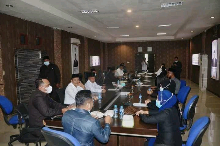 Ketua DPRD Kepulauan Meranti Ardiansyah dan Anggota DPRD Meranti mengadakan pertemuan dengan Bupati dan Wakil Bupati terpilih di ruang Rapat DPRD. (Pic.BOM/ANews)