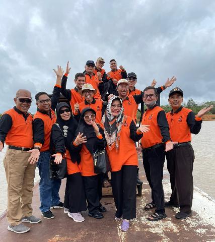 Pengurus Ikatan Keluarga Kuantan Singingi (IKKS) Pekanbaru ketika mengunjungi Tempat Wisata Danau Kebun Nopi.