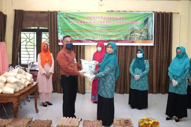 Ketua PKK Kabupaten Siak Rasidah Alfedri secara simbolis menerima bantuan paket sembako dari Direktur Bank Riau-Kepri Cabang Siak Indra Gunawan.